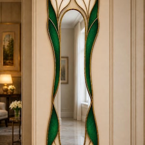 Handgjord spegel i grönt målat glas | Lyxig väggspegel i jugendstil för entré, vardagsrum och hallinredning.