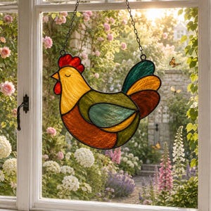 Handgefertigter Sonnenfänger mit Hühnermotiv aus Buntglas, digitales Muster, Buntglasdekoration im Landhausstil, farbenfrohes Glaspaneel, Geschenk für Hühnerliebhaber.