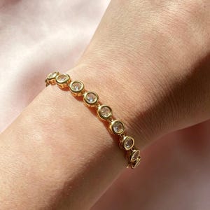 Bracelet Tennis lunette rond Zircon cubique blanc étincelant finition or 18k-Bracelet Luxe Or ou Champagne  Élégant– Cadeau Femme Bijou Chic