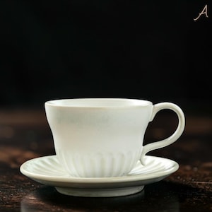 Japanskt keramiskt kaffekopp- och fatset – handgjord Wabi Sabi-mugg, svart och bärnstensfärgad glasyr, minimalistisk zenkeramik