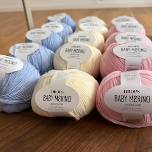 Könnte beinhalten: Ein Set aus drei Keramikbechern mit gesprenkelter, matter Oberfläche. Die Becher sind in den Farbtönen Creme, Hellgrau und Dunkelgrau gehalten. Jeder Becher hat ein schlichtes, minimalistisches Design, ideal für Kaffee oder Tee.