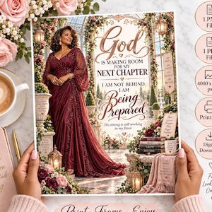 Op de afbeelding: Een digitale print met een persoon in een lange bordeauxrode jurk in een tuin met de tekst God is making room for my next chapter. I am not behind. I am being prepared. His timing is still working in my favor.
