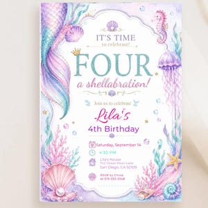 Könnte beinhalten: Eine Aquarell-Einladung für einen vierten Geburtstag. Das Design zeigt eine Meerjungfrauenschwanz, ein Seepferdchen und eine Qualle in Lila-, Blau- und Rosatönen. Der Text enthält "It's Time to Celebrate! FOUR a shellabration!" und Details für Lilas 4. Geburtstag.
