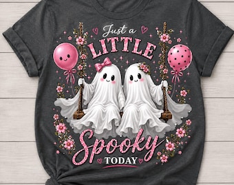 Niedliches, gruseliges Geister-PNG, Halloween-Geister-Shirt-Design, „Nur ein bisschen gruselig“-PNG, rosa Halloween-Sublimation, Kawaii-Geist-PNG, Herbst-Halloween-Shirt