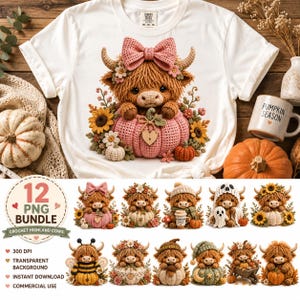 Può includere: Una t-shirt bianca con la grafica di una mucca Highland all'uncinetto marrone con un fiocco rosa, seduta in una zucca all'uncinetto rosa circondata da fiori. Sotto, un pacchetto di 12 PNG mostra vari design di mucche Highland all'uncinetto.