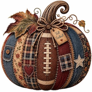 Op de afbeelding: Een decoratieve pompoen met een patchworkontwerp van denim, bloemen- en ruitjesstoffen. Het bevat een centraal bruin paneel met voetbaltextuur en witte veters, een bruine steel, een esdoornblad en een label met de tekst Fall Football en een hartje.