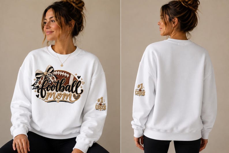Peut inclure: Un sweat-shirt blanc &agrave; col rond avec un motif sur le devant repr&eacute;sentant un ballon de football marron, un n&oelig;ud &agrave; carreaux noir et blanc et le texte "football mom" en &eacute;criture noire. La manche porte le motif "#1 CHEER" avec un petit ballon.