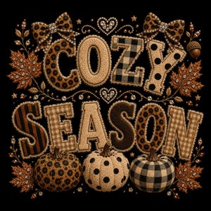 Könnte beinhalten: Ein Grafikdesign mit dem Text COZY SEASON in texturierten, gemusterten Buchstaben. Das Design enthält Leopardenmuster, Karomuster und Punkte, akzentuiert mit perlenbesetzten Schleifen, Herbstblättern, kleinen Herzen und drei Kürbissen.