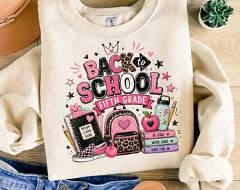 PNG de regreso a clases para quinto grado, lindo diseño escolar para sublimación, PNG de mochila de leopardo rosa, imágenes prediseñadas escolares de moda, PNG del primer día de clases