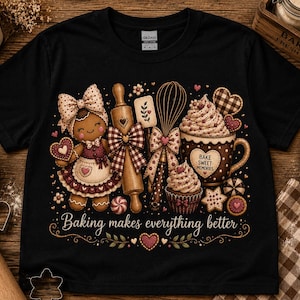 Könnte beinhalten: Ein schwarzes Kurzarm-T-Shirt mit einer Grafik aus einem Lebkuchenmännchen, einem Nudelholz, einem Schneebesen und einer Tasse heißer Schokolade. Der Text "BAKE SWEET MEMORIES" steht auf der Tasse und "Baking makes everything better" unter den Motiven.
