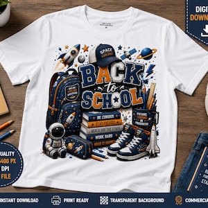 Puede incluir: Una camiseta blanca con un gráfico de temática espacial y el texto "BACK TO SCHOOL". El diseño incluye una mochila, una gorra, una pila de libros, zapatillas, un astronauta, un portalápices y cohetes en tonos azules y naranjas.