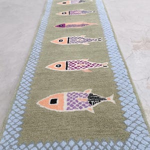 Alfombra de lana tejida a mano con diseño de peces originales / Alfombra de pasillo moderna de estilo costero de 60 x 213 cm (2 x 7 pies)