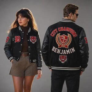 Könnte beinhalten: Eine schwarze College-Jacke mit Lederärmeln, weiß gestreiften Rippbündchen und rot-weißen Stickaufnähern. Auf der Rückseite befinden sich der Schriftzug CITY CHAMPIONS, BENJAMIN, 2024, ein zentrales Wappen sowie ein rot-weißer Tigerkopf.