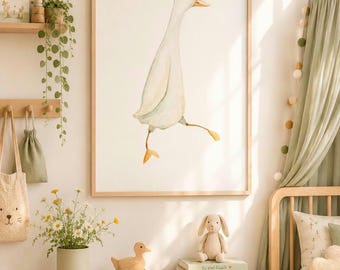 以下が含まれることがあります： 無地の背景を歩く白いガチョウの水彩画イラストが描かれた、額装されたウォールアートプリント。ガチョウは長い首、オレンジ色のくちばし、オレンジ色の水かきのある足を持っています。アートワークはシンプルな明るい木製のフレームに入っています。