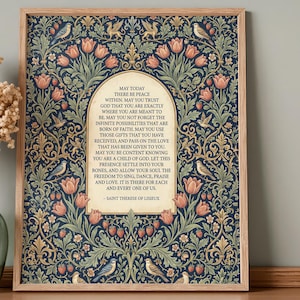 Puede incluir: Impresión artística enmarcada con un diseño floral y de pájaros en tonos azules, naranjas y verdes. La impresión incluye una cita de Santa Teresa de Lisieux en un arco decorativo.