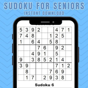 Peut inclure: Un smartphone affiche un jeu de Sudoku avec le texte "SUDOKU FOR SENIORS" et "INSTANT DOWNLOAD" en haut. La grille du puzzle est remplie de chiffres. Le bas de l'écran indique "Sudoku 6". Le fond est un motif bleu clair.
