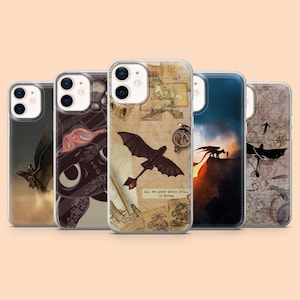 Può includere: Una collezione di cinque custodie trasparenti per telefoni con opere d'arte a tema drago. I disegni includono draghi in volo, sagome contro tramonti e illustrazioni con mappe e testo. Il testo su una custodia recita "All we know about you... is wrong."