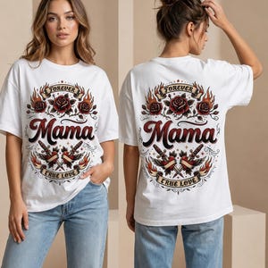 以下が含まれることがあります： 白いTシャツ。タトゥー風のデザインで、「Mama」の文字が筆記体で描かれ、バラ、炎、短剣が描かれています。「Forever」と「True Love」の文字も含まれています。