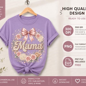 以下が含まれることがあります： 紫色のTシャツ。花輪のデザインと「Mama」の文字が装飾的なフォントで描かれています。デザインにはピンクのリボンとバラが含まれています。木製のハンガーにTシャツが掛けられています。