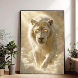 以下が含まれることがあります： 金色の装飾が施された、威厳のある白いライオンが描かれた額入りのアートプリント。 雲がかった幻想的な背景から現れるライオンは、輝く目と額の金色のデザインが特徴です。