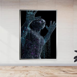 Pode incluir: Uma impressão de arte digital emoldurada com uma figura humana composta por fluxos de dados azuis e roxos contra um fundo preto. Os braços da figura estão levantados e a obra de arte é exibida em uma parede branca acima de um chão de madeira.