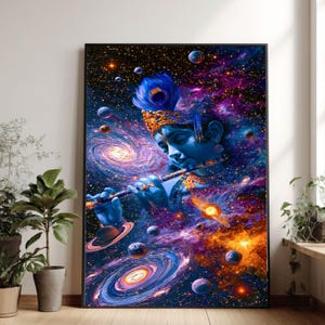 Op de afbeelding: Een verticale wandkunstprint met een blauwhuidige godheid met een pauwenveren kroon die fluit speelt, tegen een levendige kosmische achtergrond vol wervelende paarse en oranje nevels, gloeiende sterren en diverse planeten.