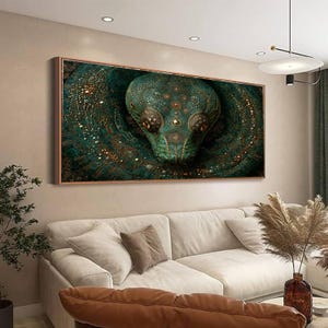 Könnte beinhalten: Gerahmter Leinwanddruck mit einer detaillierten, abstrakten Darstellung eines Schlangenkopfes. Das Kunstwerk zeigt eine teal- und goldfarbene Farbpalette mit komplizierten Mustern und Texturen. Das Stück ist in einem braunen Rahmen montiert.
