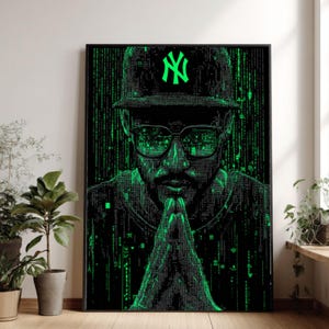 Könnte beinhalten: Gerahmter Kunstdruck mit einem Mann in einer Baseballkappe mit einem neon-grünen "NY"-Logo, Brille und Bart. Das Kunstwerk verwendet Schwarz- und Grüntöne mit einem Matrix-Hintergrund. Die Hände des Mannes sind gefaltet.