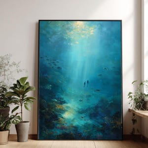 Op de afbeelding: Een ingelijste kunstdruk met een onderwaterthema. Het kunstwerk toont een levendige oceaanscène met duikers, zeeleven en zonlicht dat door het water filtert. Het kleurenpalet omvat tinten blauw, groen en geel.