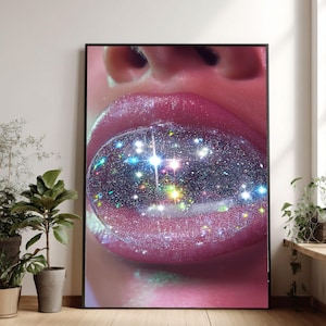 Può includere: Stampa incorniciata con un primo piano di labbra con rossetto rosa lucido. Una forma chiara, simile a una bolla, è davanti alle labbra, piena di stelle scintillanti e colorate, creando un effetto cosmico.