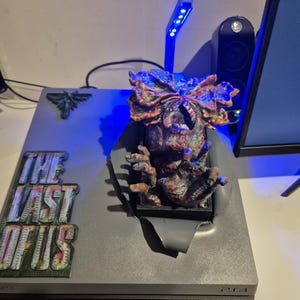 PS4 modificada a medida con chip Pico y carcasa modificada al estilo de The Last of Us.