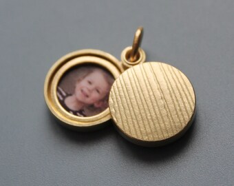 minimalist locket for two pictures in 18ct yellow gold design grass