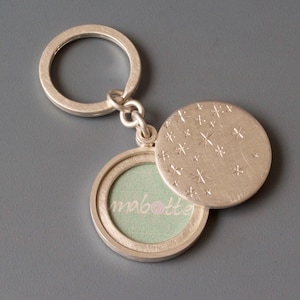 Llavero con medallón de plata maciza para una foto con diseño de noche estrellada