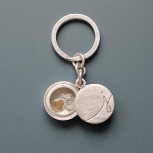 Llavero de plata de ley personalizado con inicial de su elección