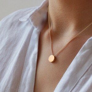 Tiny minimalist necklace in 18ct gold with check pattern image 3