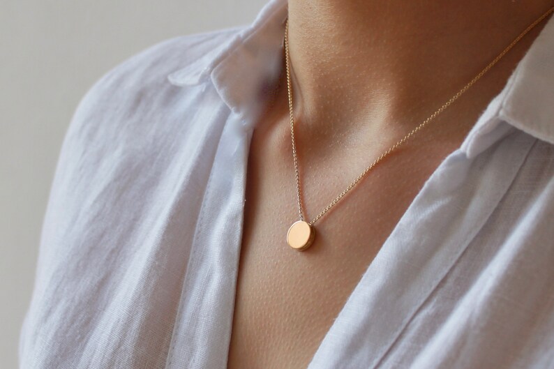 Tiny minimalist necklace in 18ct gold with check pattern image 3