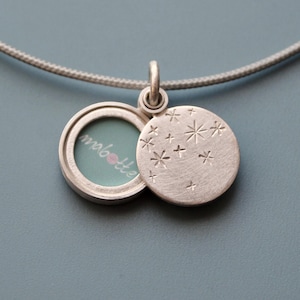 Pequeño medallón con diseño de noche estrellada en plata de ley