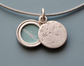 Pequeño medallón con diseño de noche estrellada en plata de ley