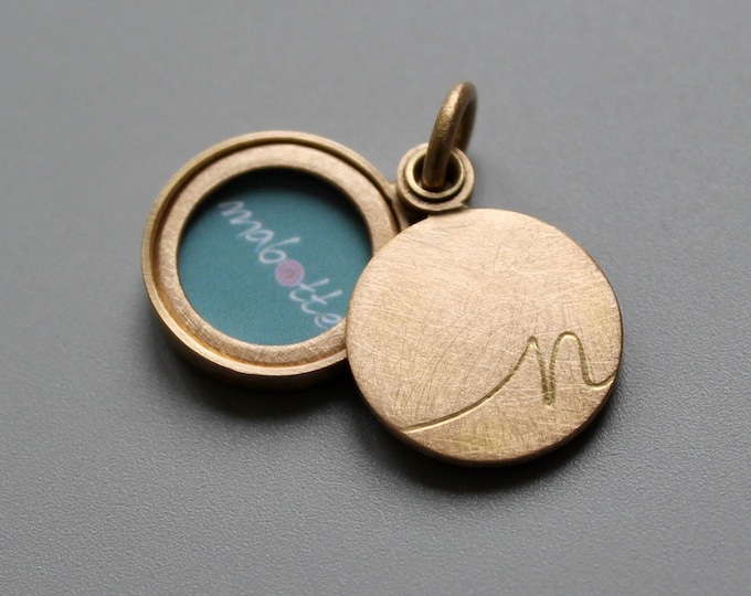 rosé golden initial locket in minimalistic design in 18 ct gold