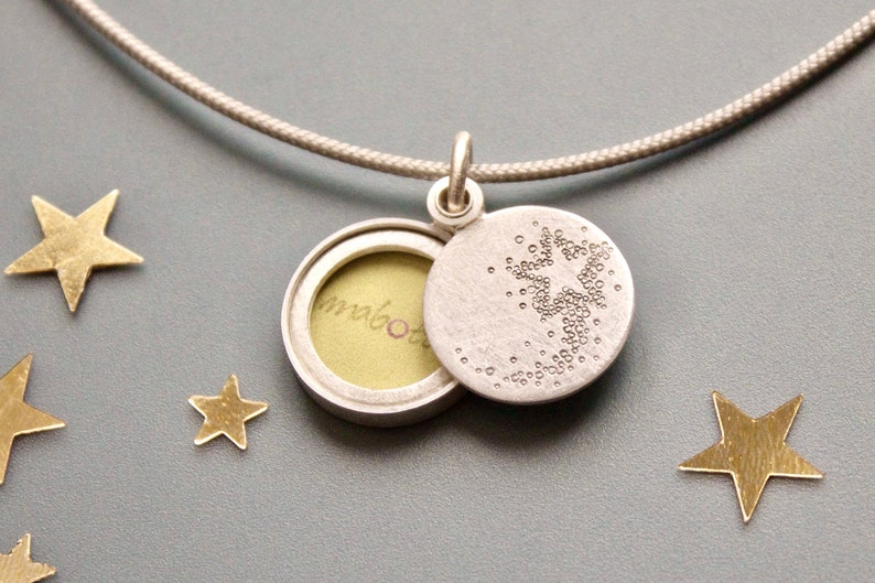 small silver picture locket with a shooting star image 1