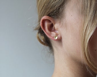Round elegant ear studs in polished 18ct gold