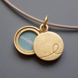 golden initial locket in minimalistic design in 18 ct gold