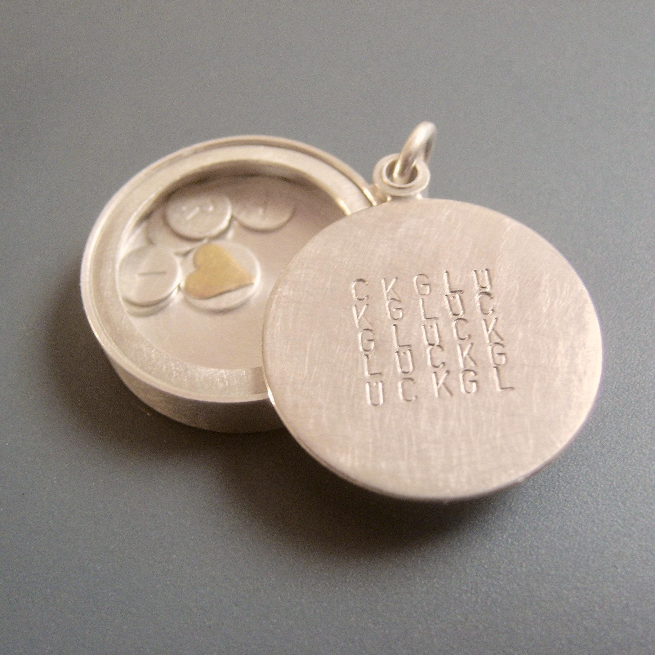 スターリングシルバーのネームプレートが浮かぶカスタムタイポグラフィガラスロケット