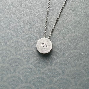 Collar colgante minimalista en plata de ley con símbolo de pez