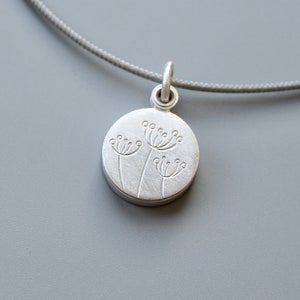 piccolo medaglione floreale per una foto in argento sterling immagine 2