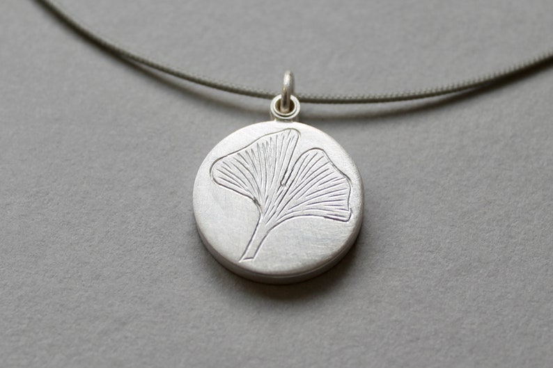 schlichtes Fotomedaillon Sterling Silber mit Gingkoblatt Bild 1