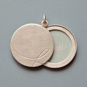 Medallón de plata esterlina con imagen y inicial personalizada