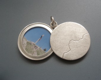 schlichtes Medaillon für ein Foto mit Bergpanorama aus Sterling Silber