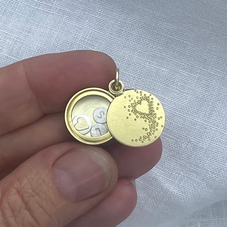 medaglione a cuore galleggiante da personalizzare in oro giallo 18 carati immagine 3