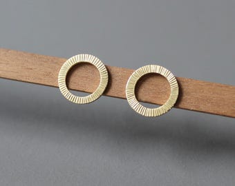 750 Gold Ear Studs: Hammered Circle Earrings